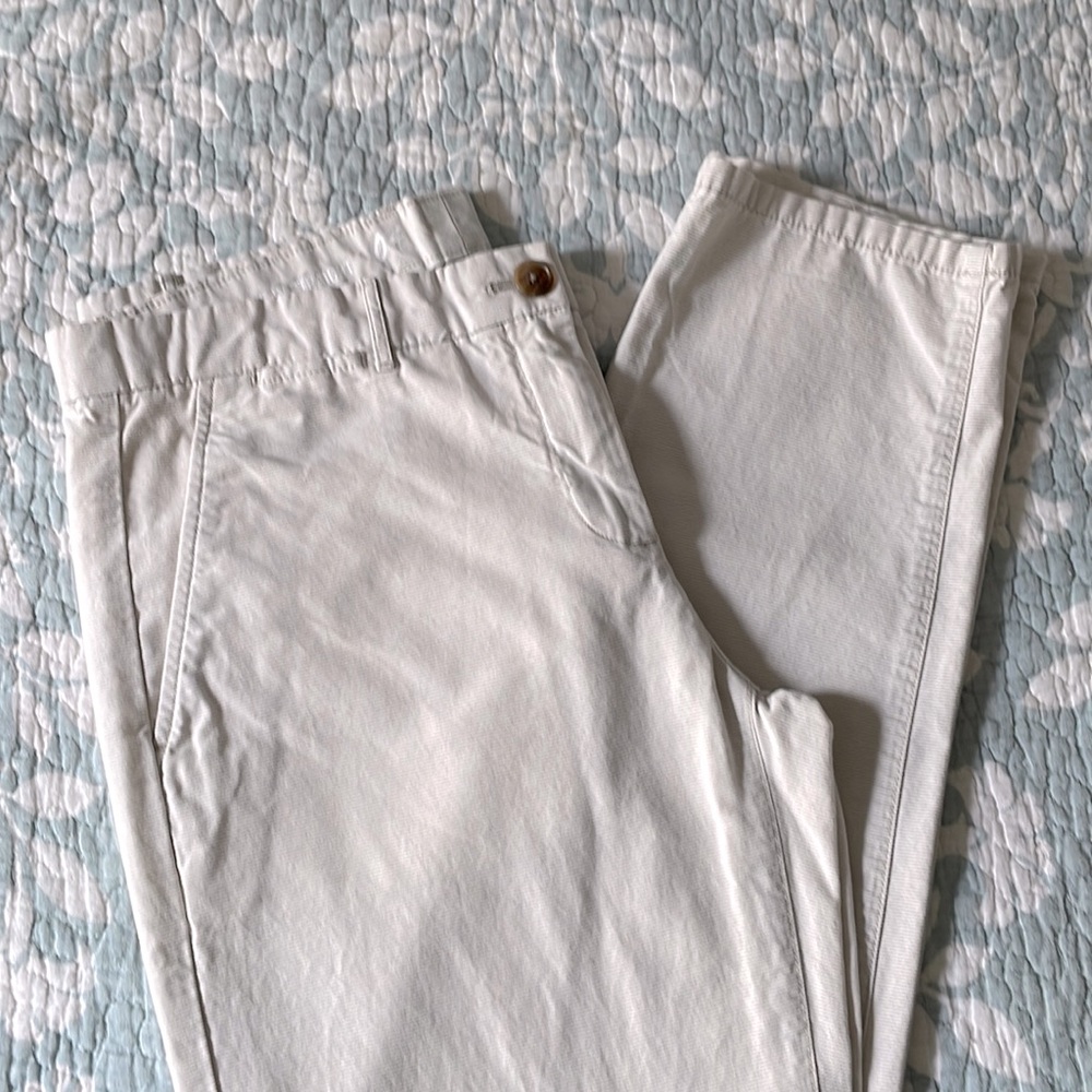 Cape style Khakis from Gap, light and cool. Straight leg, size 4. 💯 cotton.